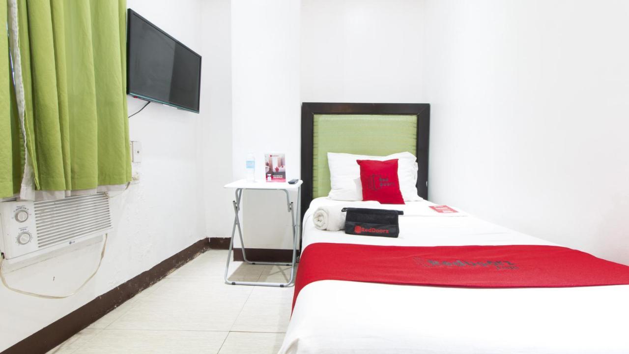 ホテル Reddoorz @ Real Fatima Tacloban Anibong エクステリア 写真