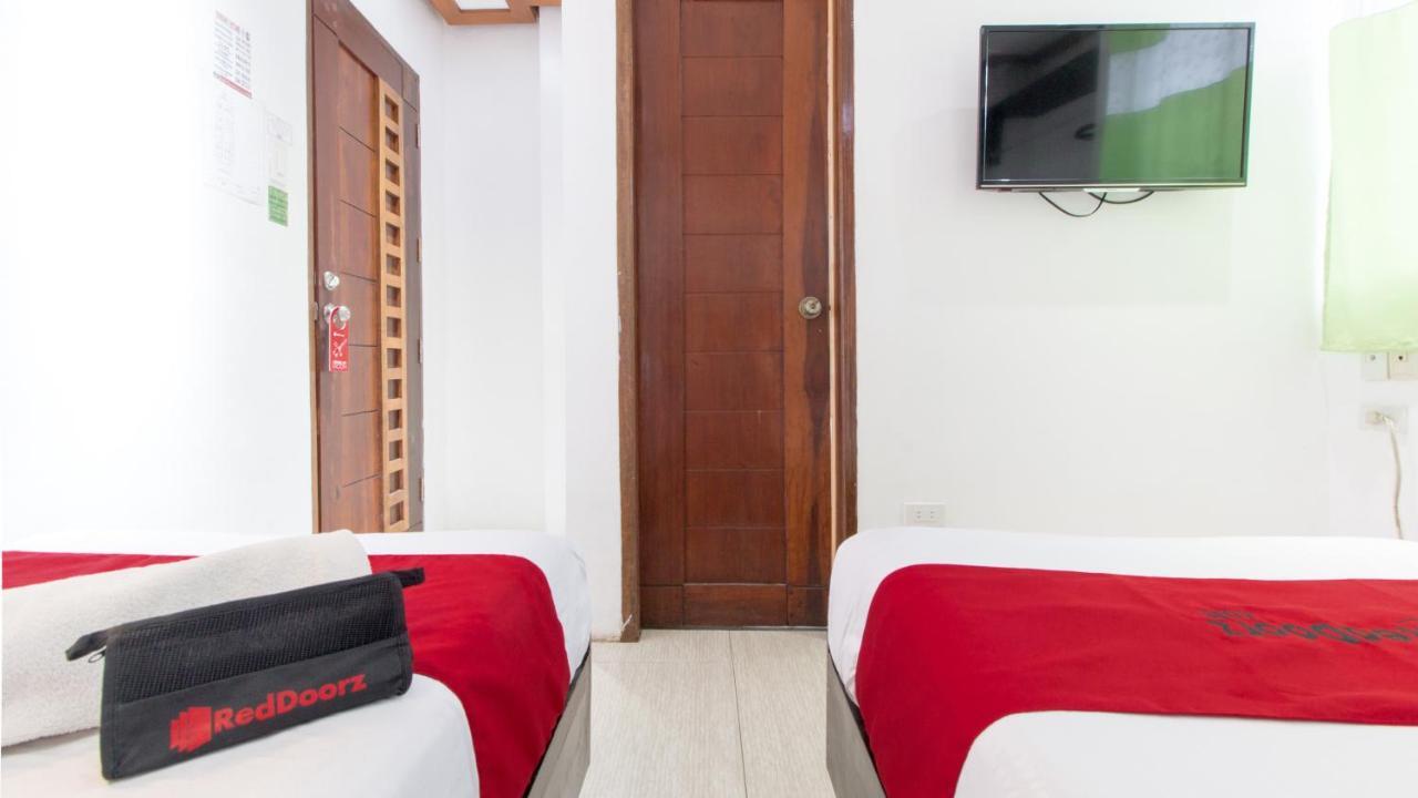 ホテル Reddoorz @ Real Fatima Tacloban Anibong エクステリア 写真