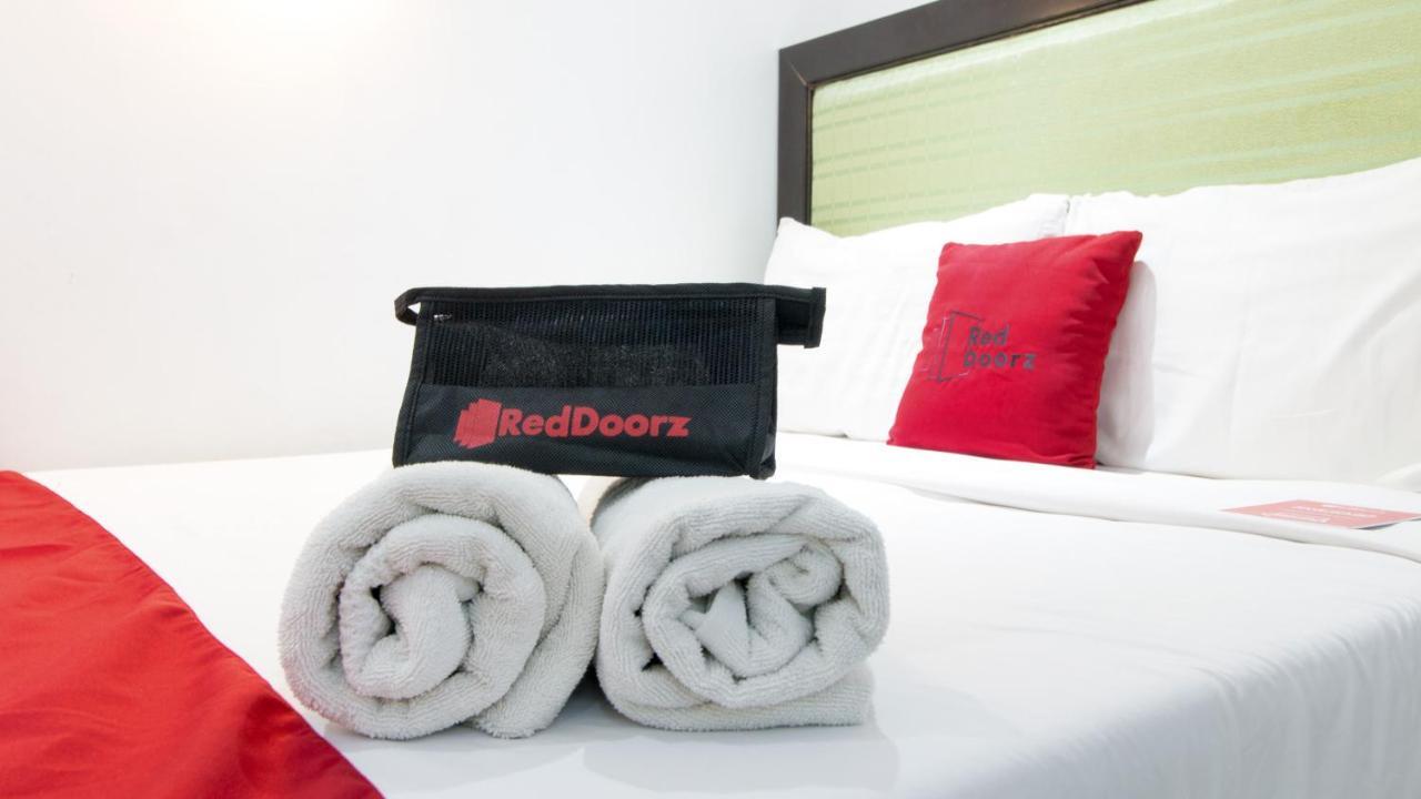 ホテル Reddoorz @ Real Fatima Tacloban Anibong エクステリア 写真